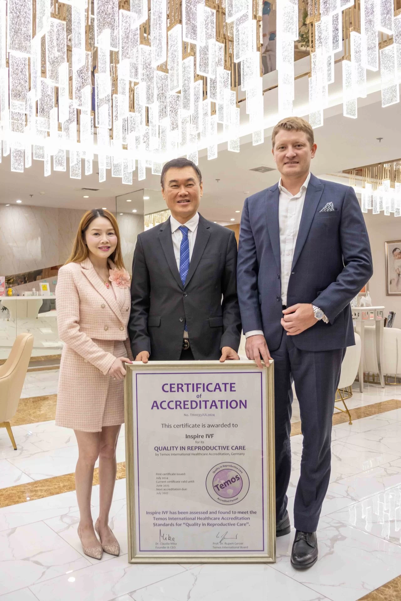 Inspire IVF representatives and Henning Kalwa with the Temos accreditation certificate